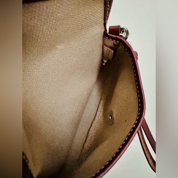 ❌SOLD ❌ Dooney & Bourke Denim Light Blue Logo DB Flap Wristlet Removable Strap - Picture 4 of 6